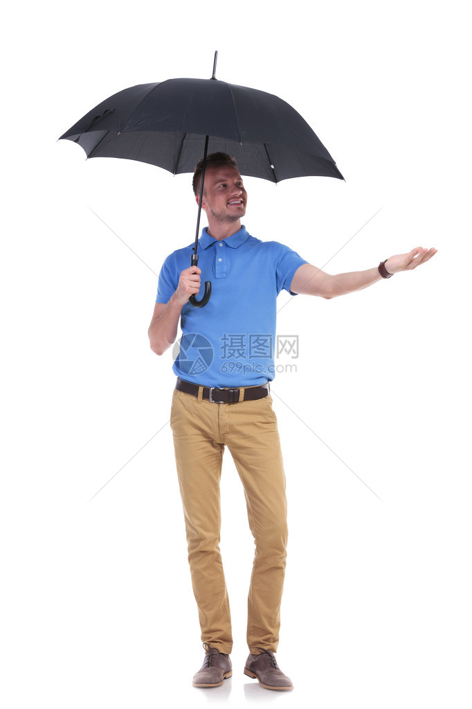 一个年轻的休闲男子拿着一把雨伞图片