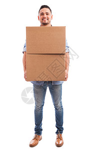 一名青年携带箱子并准备将其运走图片