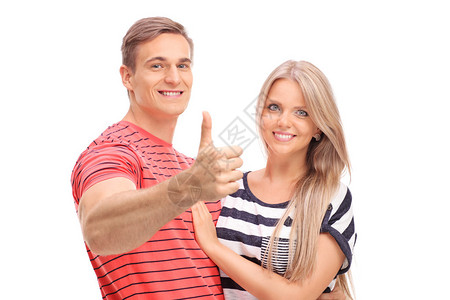年轻男子冒面与女友并举起一只拇指在白色图片