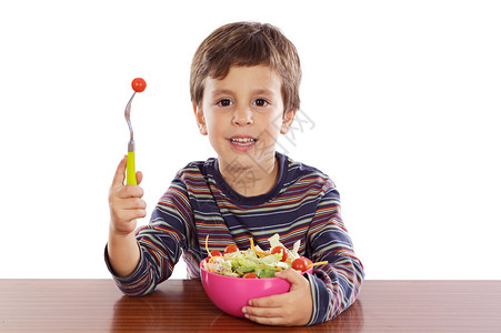 在白色背景下吃沙拉的孩子图片