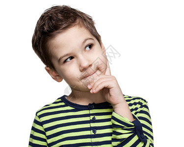 孩子们表达式一个穿着条纹衬衫的可爱小男孩的特写图片