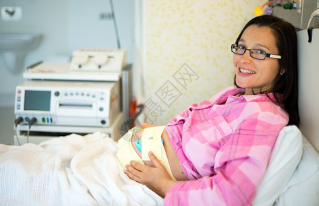 在医院接受治疗期间的孕妇图片