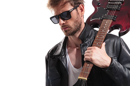 感吉他手的肖像带着太阳眼镜俯视着侧面肩上握着图片