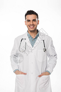 微笑的医生用听诊器看着白色图片