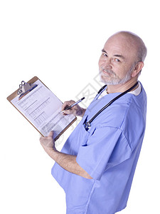 旧护士在白色背景下拿着病历板时微笑的画面图片
