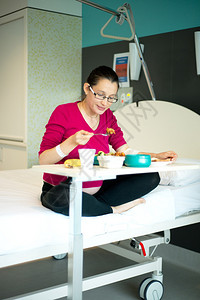 孕妇在医院病房里吃食物的照片该照片图片