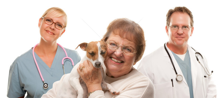 快乐的老年女子与狗兽医和护士孤立图片