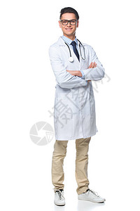 快乐的年轻医生双臂交叉看着在白色图片