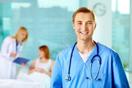 微笑的男执业医师在医院图片