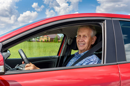快乐的老人汽车司机图片