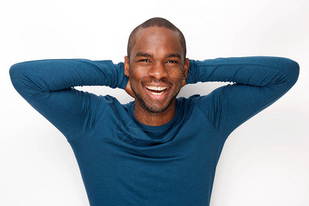 快乐的年轻黑人男子的肖像用双手在白种背景图片