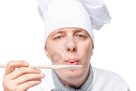 一个拿着木勺的厨师的水平特写肖像图片