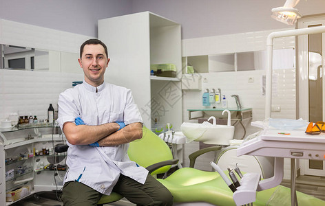 站立与他的手男牙医越过医疗办公室背景医疗保健专业口腔医图片