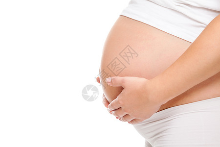 一个孕妇抱着她的肚子的肖像图片