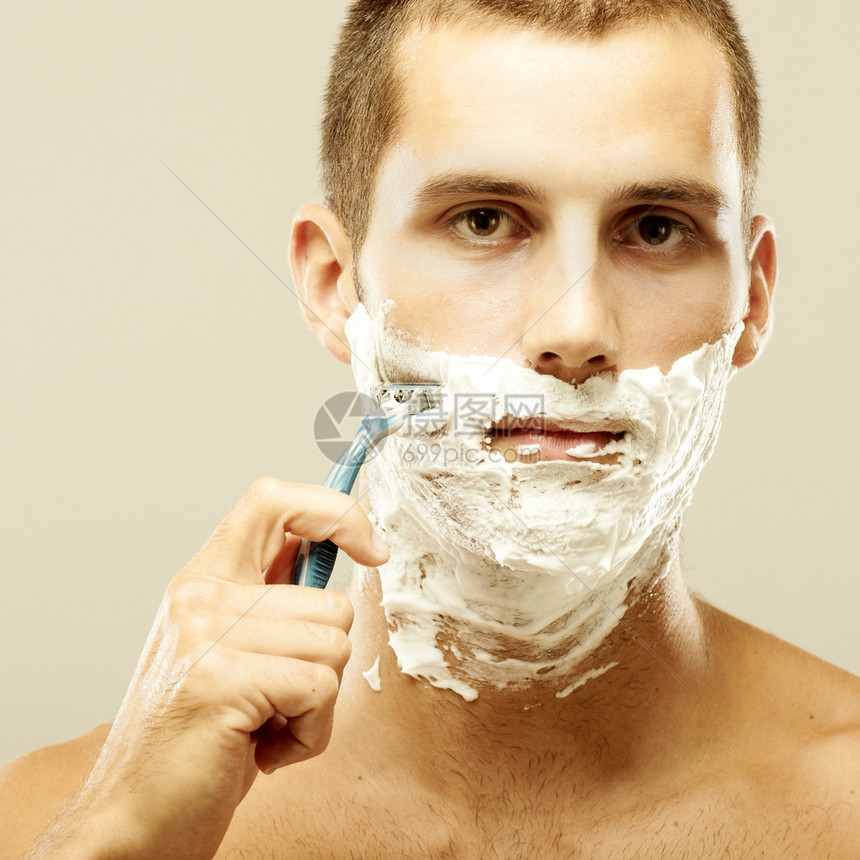 年轻人在洗澡时刮胡子他把剃胡刀递给胡子图片