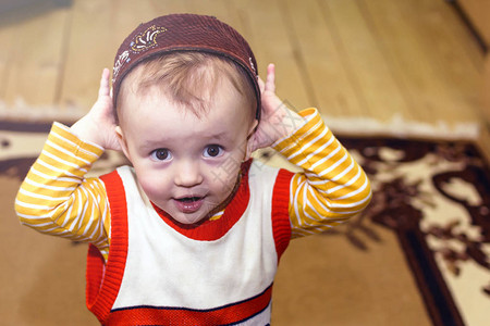 可爱的小男孩的肖像戴着鞑靼民族无边帽图片