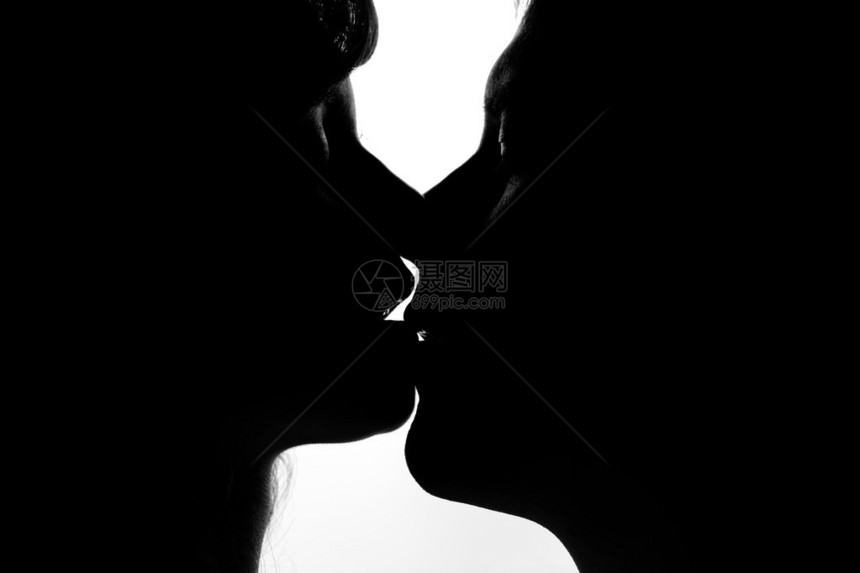 热恋中的情侣在接吻时的黑白剪影图片