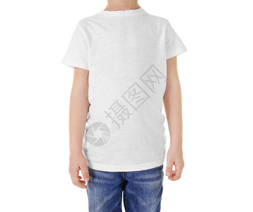 可爱的男孩穿着空白t恤与白色隔离图片