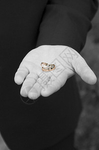 最佳伴郎拿着戒指参加婚礼图像用黑白颜色显示背景图片