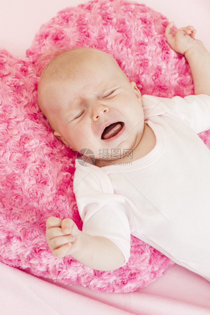 三个月大的女婴哭泣的肖像图片