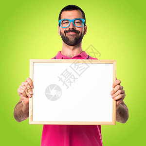 穿着五颜六色衣服的男人拿着一张空的标语牌图片