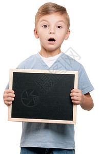 一个小男孩的肖像拿着黑板图片