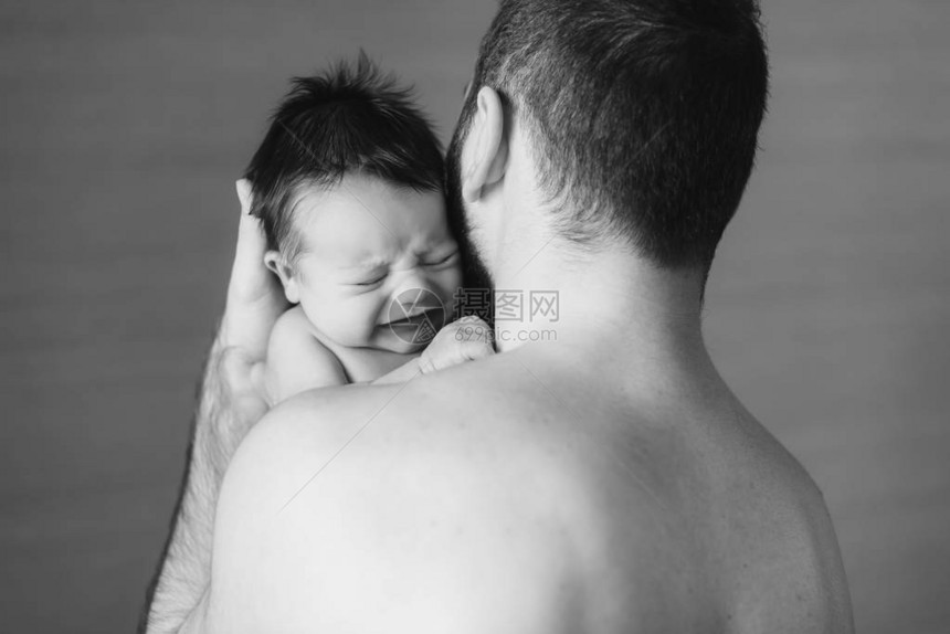新生儿的婴儿和爸孩子哭泣在父亲肩膀图片