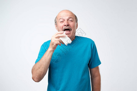 与世隔绝的病人鼻子有问题男人能治愈普通感冒症你应该知道图片