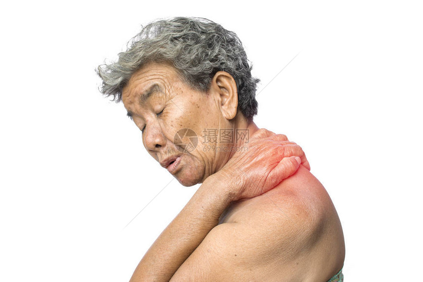 老太婆对肩部和颈部的伤痛感到非常焦虑在白色背景图片