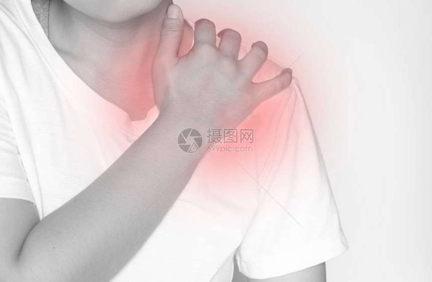患有白种背景保健和医疗概念的肩部疼痛的图片