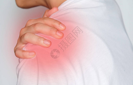 患有白种背景保健和医疗概念的肩部疼痛的图片