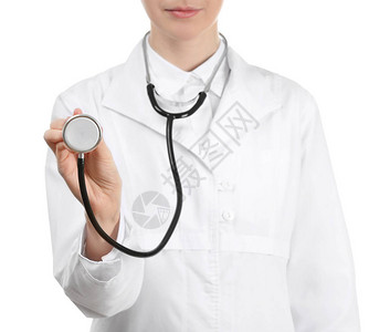 白色背景上带听诊器的女医生图片