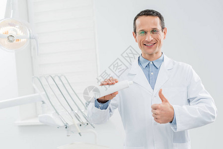 在现代牙科诊所显示空白牙膏管和图片