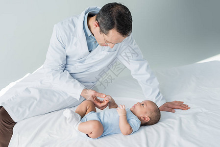 成人儿科医生与婴儿图片