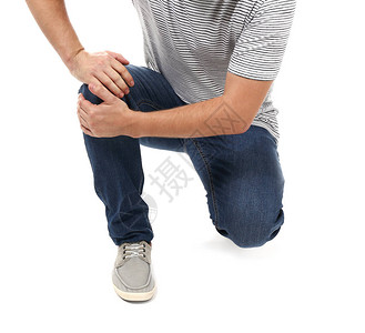 白色背景下膝盖疼痛的男人图片