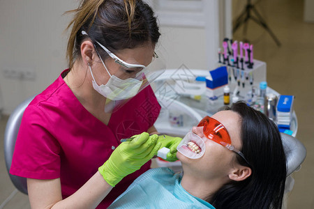诊所牙医女病人的近视肖像牙齿白化图片