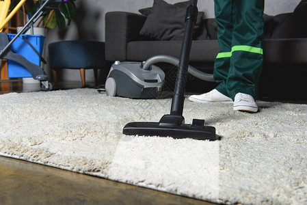 利用吸尘清洁和清洁白地毯对专业工作者进图片