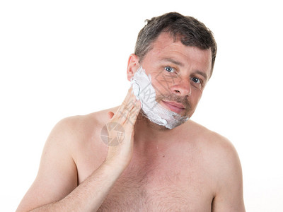 英俊的男人早上在他的浴室刮胡子图片