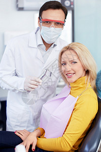 牙科诊所的医生和病人图片