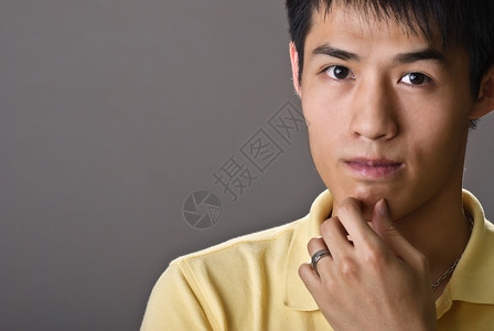 年轻英俊的亚洲男子的肖像图片