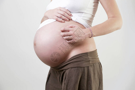 孕妇抓她的肚子图片