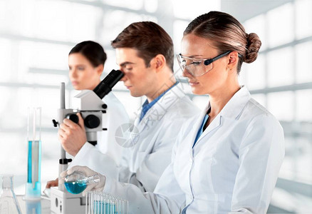戴眼镜的女科学家和男科学家与显背景图片