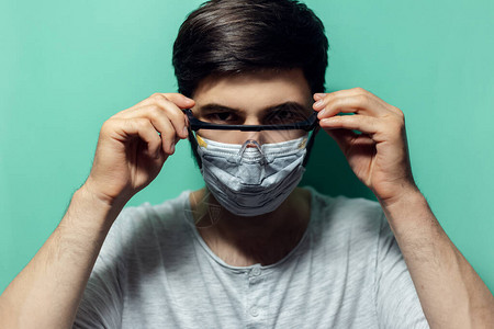 摄影棚的年轻人戴着医疗流感面具图片