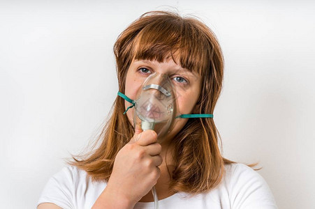 带氧气罩的患病女病人在图片