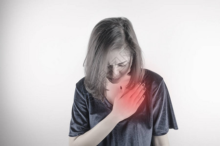 亚洲女人捂着胸口心脏疾病急疼痛可能心脏病发作医疗保健医图片