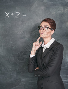 眼镜解方程的老师图片