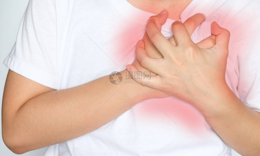 男人患白种背景保健和医疗概念上的心痛Helectorandme图片