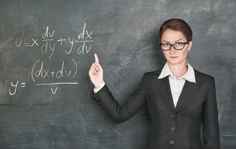 戴眼镜的女教师授数学图片