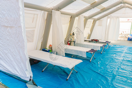 配有营地床和应急设备的白色救援控制中心帐篷及营图片