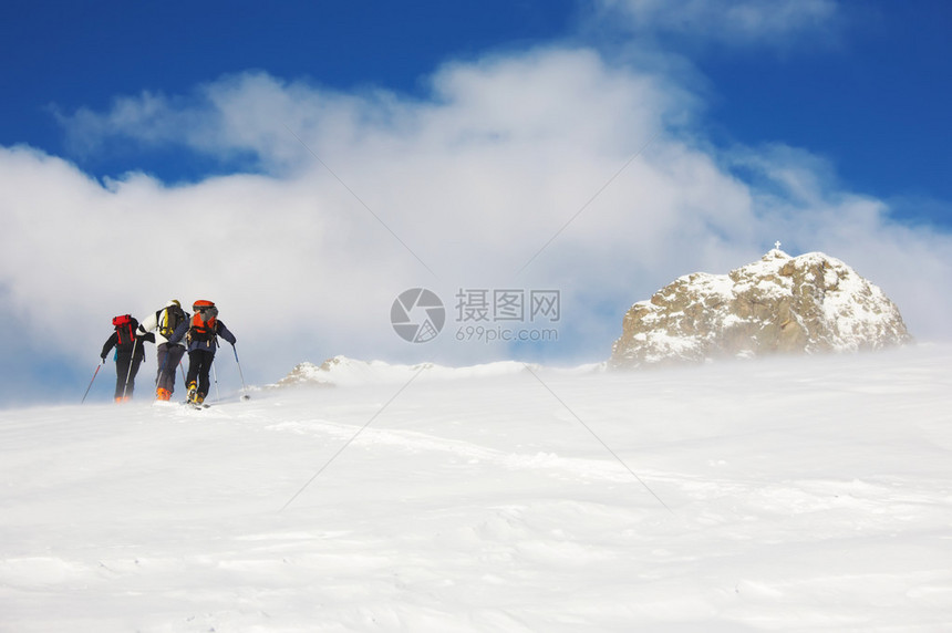 在暴风雪中走到山顶图片